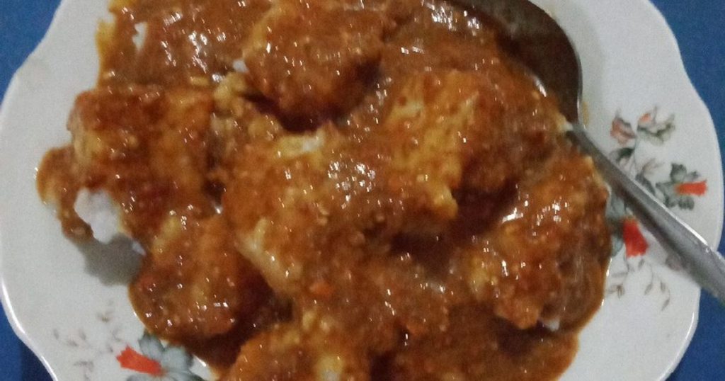 Potongan lontong kacang tanah yang memperlihatkan tekstur dalam yang padat