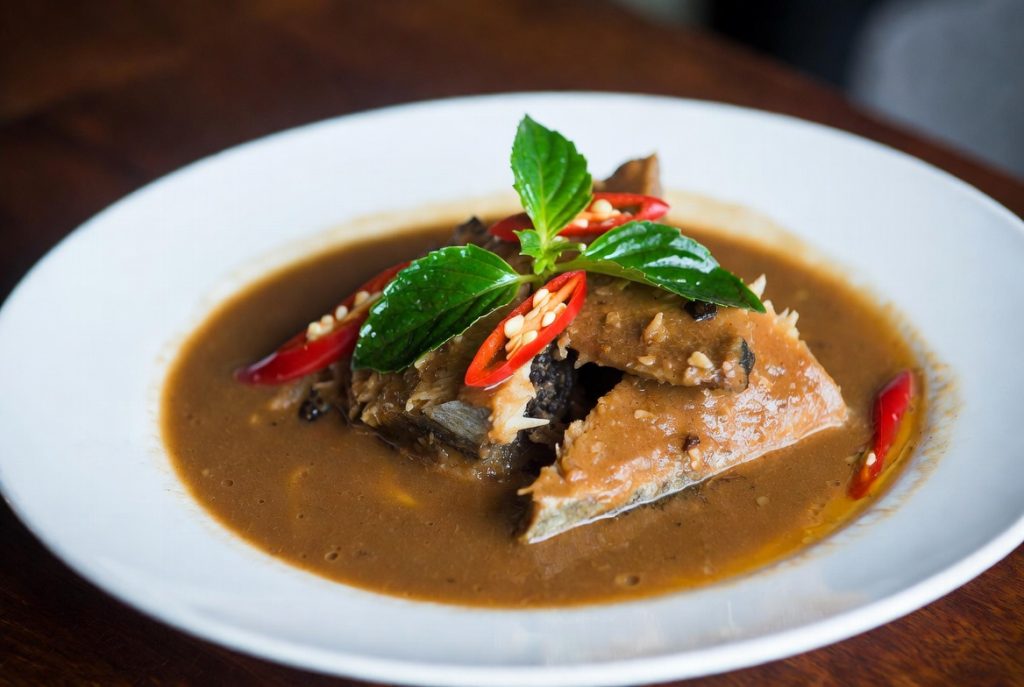 Suwiran ikan cakalang fufu dalam kuah santan kuning pedas